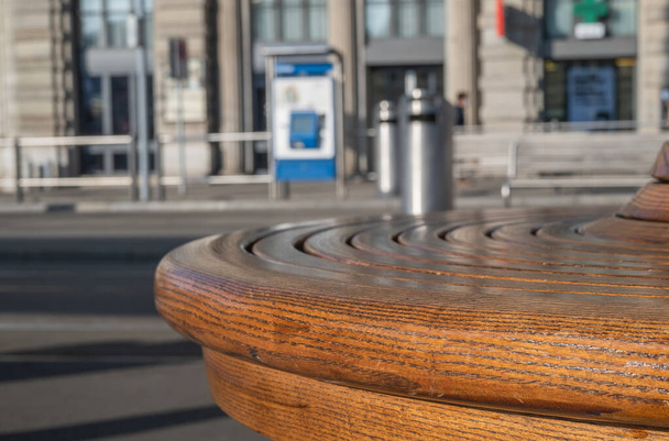 Halbrunde Holzbank an der Straßenbahnhaltestelle in Zürich - Foto, Bild