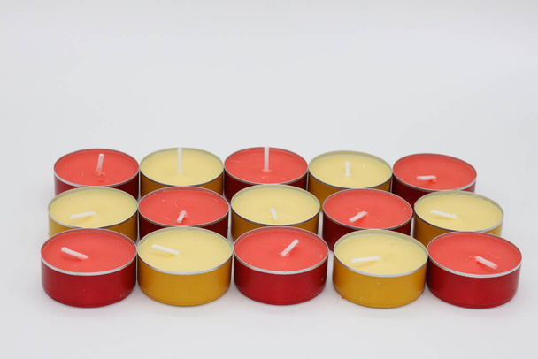 bougies parfumées rouges et jaunes et parfums tropicaux et vanille. - Photo, image