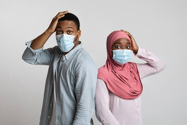 アフリカのイスラム教徒のカップルともにフェイスマスク上グレー - 写真・画像
