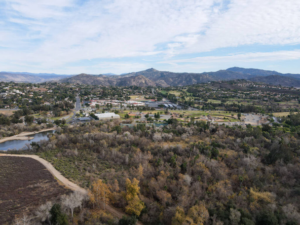 Widok z lotu ptaka Kit Carson Park, park miejski w Escondido - Zdjęcie, obraz