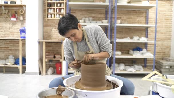 vrouw werken met klei op het aardewerk wiel - Video