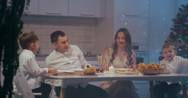 Velká kavkazská rodina slaví Den díkůvzdání, chatuje u večeře u stolu při jídle pečeného krocana a salátů - koncepce oslav - Záběry, video