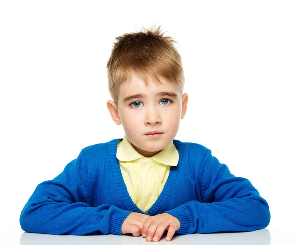 niezadowolony mały chłopiec w niebieski sweter i żółta koszulka  - Zdjęcie, obraz