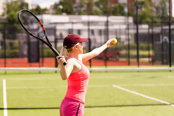 Mulher jogando tênis e esperando o serviço - Foto, Imagem