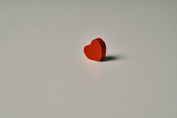 una figura de madera en forma de corazón rojo vista lateral cerrada - Foto, Imagen