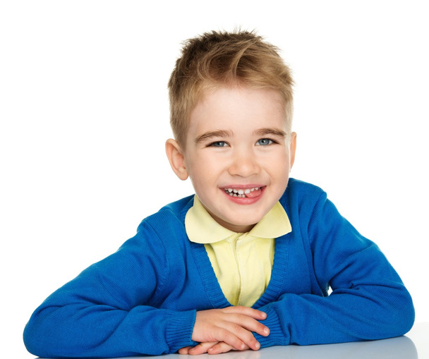 Schlauer kleiner Junge in blauer Strickjacke und gelbem Hemd  - Foto, Bild