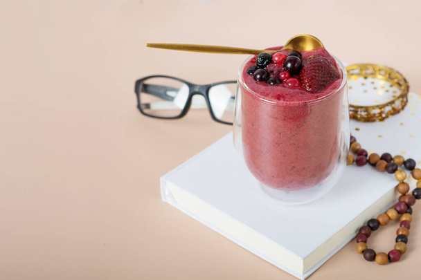 Diétás menü, diétás program, és juice catering koncepció - Detox superfood eper smoothie palack fogyás tisztít lila háttér, lapos design élelmiszer és táplálkozás szakértő blog - Fotó, kép