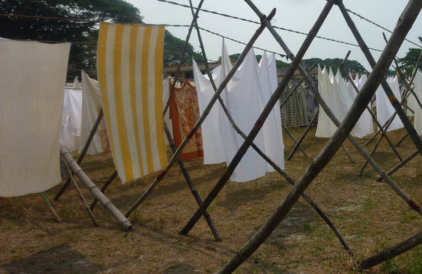 мыть салон или туалет в Индии, гигиена одежды и текстиля - Фото, изображение