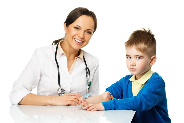 μικρό αγόρι στο παιδίατρος κάνει εμβολιασμού ΠΑΙΔΙΑΤΡΟΣ - Φωτογραφία, εικόνα
