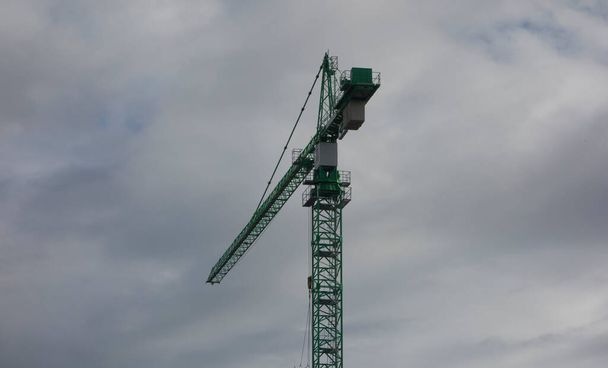 Grúa de construcción en la industria de la construcción, maquinaria pesada en el sitio de construcción - Foto, imagen