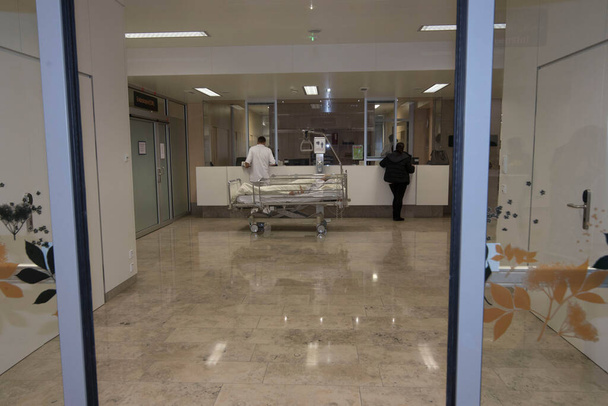 Kórházi ágy és ágyak igénybevétele az egészségügyi és egészségügyi ellátórendszerben - Fotó, kép
