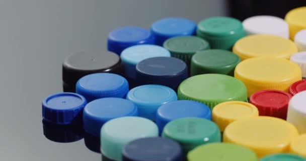 Pocas tapas de botellas de plástico - Industria de reciclaje de procesamiento de plástico - Imágenes, Vídeo