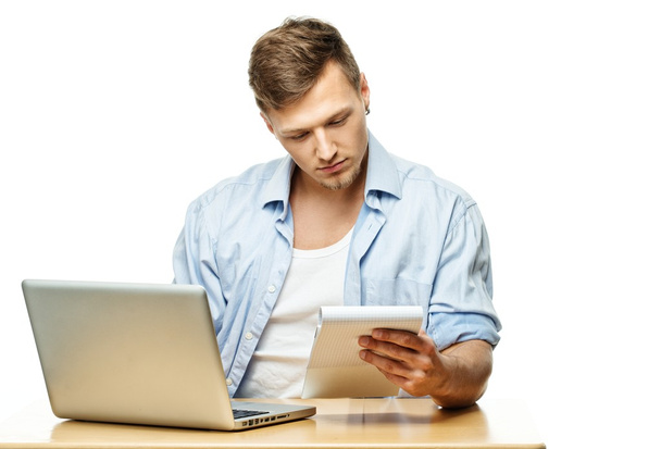 Concentrado joven con estilo detrás de la computadora portátil aislado en blanco
  - Foto, Imagen