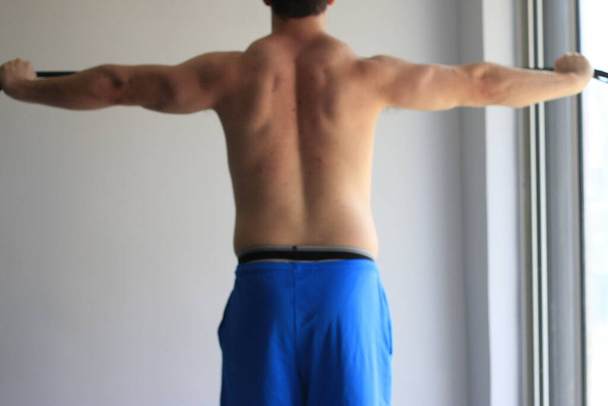 Adam spor salonunda egzersiz bantları kullanıyor. Yüksek kalite fotoğraf - Fotoğraf, Görsel