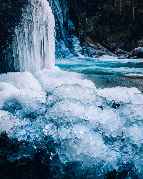 Formation de glace. Détails de la texture de glace bleue, eau gelée, vue rapprochée. Fond d'écran de l'hiver, froid et gel concept. - Photo, image