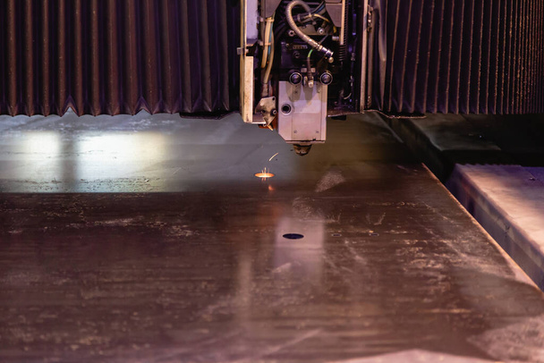 Prozess des industriellen Laserschneidens von Blechen - Foto, Bild