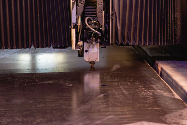 Proces van industrieel lasersnijden van plaatmetaal - Foto, afbeelding