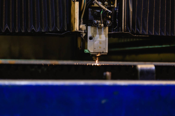 Processus de découpe industrielle au laser de tôle - Photo, image