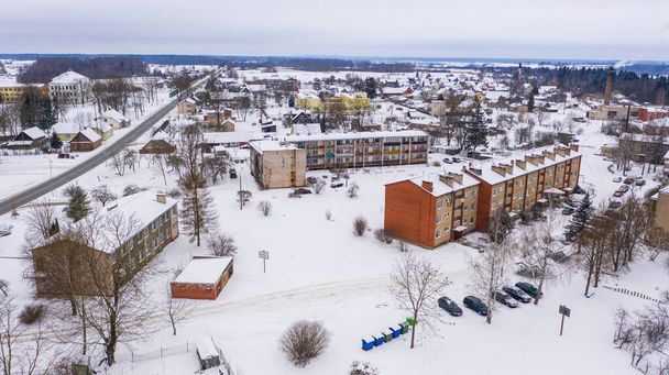 Akniste, Jekabpils, Letonia, Baltics.Hermosa vista aérea panorámica de avión no tripulado volador a la ciudad de Akniste en invierno.Hermosa vista de invierno con nieve en los campos de la pequeña ciudad y los bosques. (serie) - Foto, imagen
