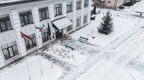 Akniste, Jekabpils, Lettország, Baltics.Gyönyörű panoráma légi felvétel repülő drón Akniste város télen.Gyönyörű téli kilátás havas hó a kisvárosi mezők és erdők. (sorozat)) - Fotó, kép