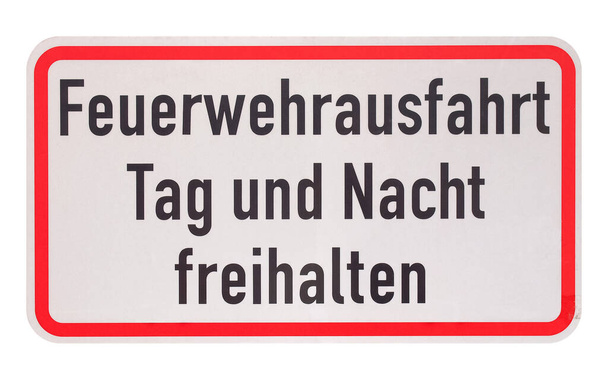 Alman trafik levhası beyaz arka planda izole edilmiş. Feuerwehrausfahrt Tag und Nacht freihalten (çeviri: itfaiye çıkışı, gece gündüz açık tutun) - Fotoğraf, Görsel