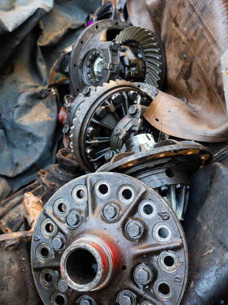 Os restos de equipamentos de máquinas de carros que foram colocados em cima uns dos outros - Foto, Imagem