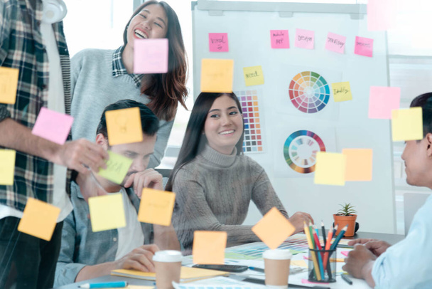 Brainstorming rozmanitost kreativní design použít post it sticky note team meeting with startup teamwork. Spolupráce brainstorm týmy setkání s obchodními partnery sdílet nápady týmová práce na konferenci - Fotografie, Obrázek