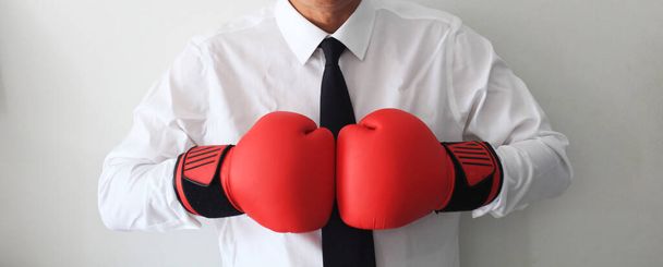 Hombre de negocios listo para luchar con guantes de boxeo - Foto, imagen