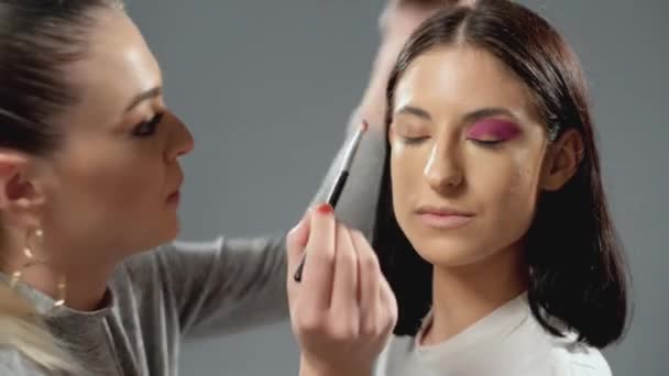 Make-up-Artist arbeitet und macht vlog, während Make-up für ein Mädchen - Filmmaterial, Video
