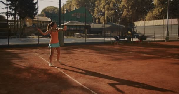 昼間にテニスをしている数人のスポーツマンが   - 映像、動画