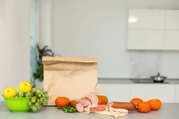 бумажный пакет с продуктами питания, колбаса - Фото, изображение