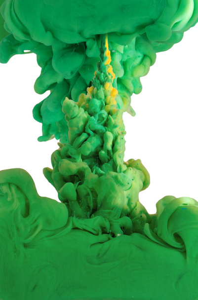 De groene abstracte vorm spatten geïsoleerd op een witte achtergrond - Foto, afbeelding