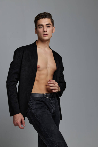 Gentleman im klassischen Anzug auf nacktem Körper vor grauem Hintergrund - Foto, Bild