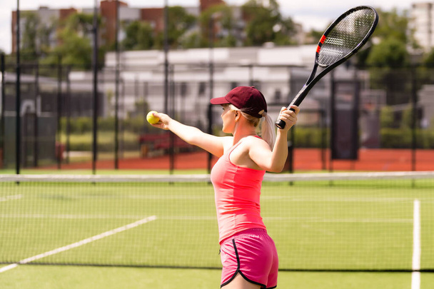 Женщина, играющая в теннис и ожидающая службы - Фото, изображение