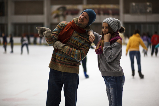 apa és lánya jég korcsolyázás, fedett - Fotó, kép
