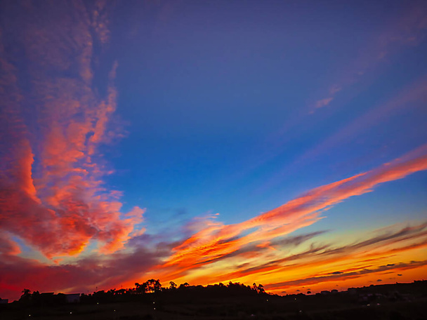 Пейзаж з драматичними штормовими хмарами перед заходом сонця на полі
 - Фото, зображення