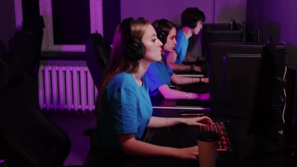 Online gaming - drie vrienden zitten in de gaming club en het hebben van een online toernooi - verliezen van de ronde en boos - Video