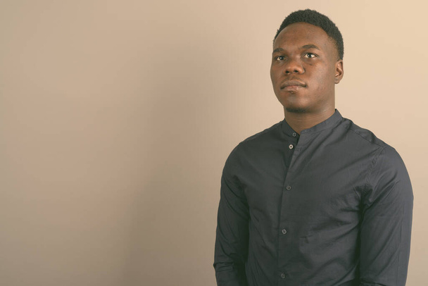 Νεαρός Αφρικανός επιχειρηματίας σε λευκό φόντο - Φωτογραφία, εικόνα