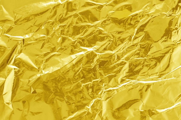fond de texture feuille d'or brillant, motif de papier d'emballage jaune avec froissé et ondulé. - Photo, image