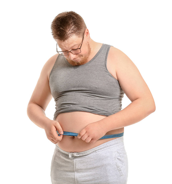 Homem com excesso de peso com fita métrica no fundo branco. Conceito de perda de peso - Foto, Imagem