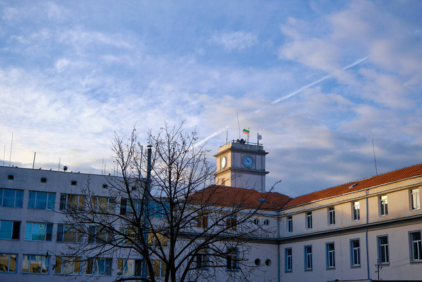 Часовая и часовая башня в Кардзали Болгария в течение раннего утра с sunshine.07.01.2021. Болгария, карджали. - Фото, изображение