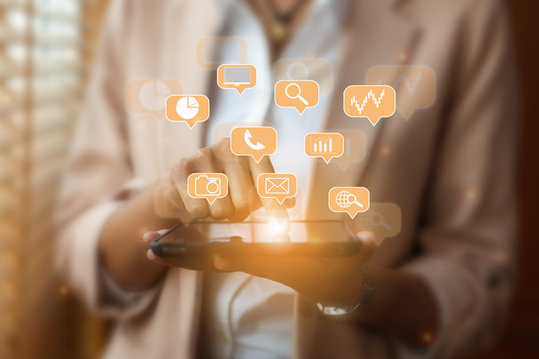 mujer de negocios dedo apuntando a la pantalla de la tableta con los iconos de notificación de redes sociales, concepto de marketing digital de Internet. - Foto, imagen