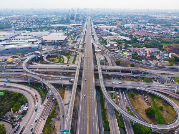 Letecký pohled městská doprava křivka zpáteční silnice s automobilovou dopravou průmyslová - Fotografie, Obrázek