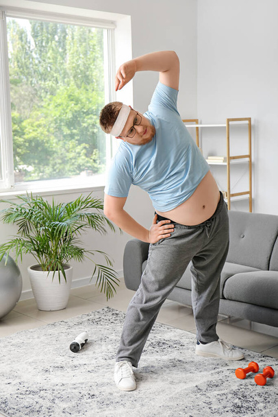 Overweight man training at home. Weight loss concept - Foto, Imagem