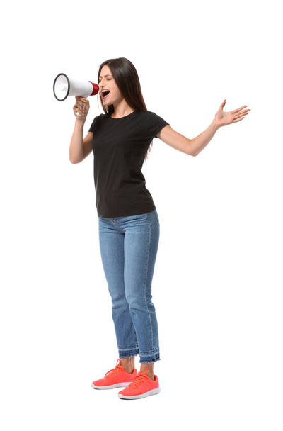 Красива молода жінка кричить на мегафон на білому тлі
 - Фото, зображення
