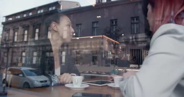 Giovani donne d'affari che si incontrano in un bar - Filmati, video