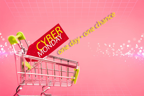 etiqueta vermelha com letras de segunda-feira cibernéticas em pequeno carrinho de compras em rosa - Foto, Imagem