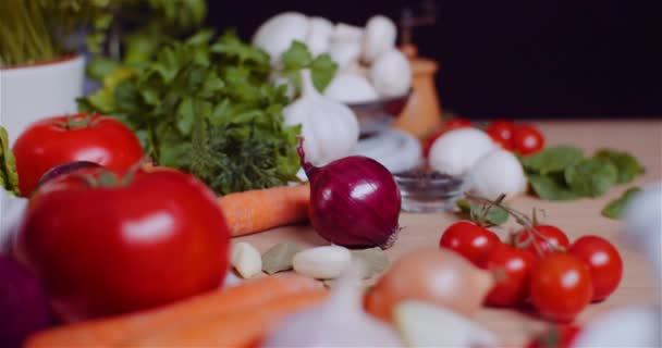 Masa Dönüşümündeki Çeşitli Sebzeleri kapat. Taze domates, havuç, kırmızı soğan ve sarımsak.. - Video, Çekim
