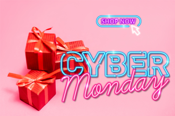 scatole regalo rosse vicino al negozio ora, cyber lunedì lettering su sfondo rosa sfocato - Foto, immagini