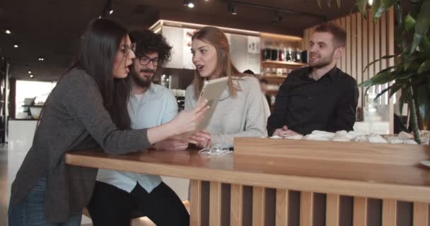 Amici che parlano in una caffetteria - Filmati, video
